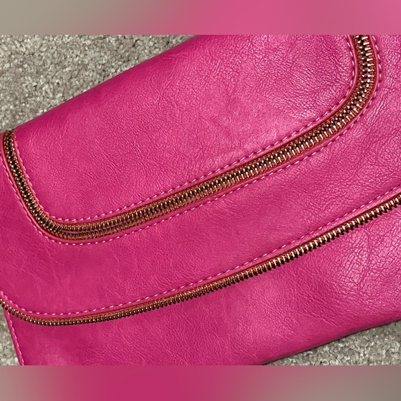 Pink clutch/purse. Snap closure. Gold shoulder removable chain. Zipper design - Picture 4 of 8